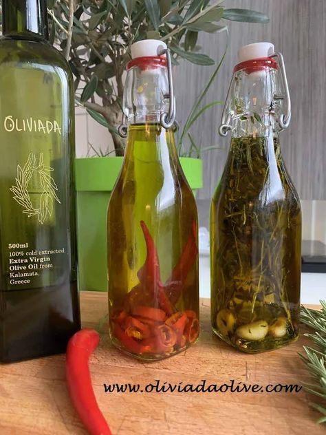 Infused Chili Oil, Chilli Infused Olive Oil, Homemade Infused Olive Oil Christmas Gifts, Diy Cooking Oils Recipes, Oil And Vinegar Bottles Decor, Chilli Olive Oil Recipe, Infusing Oil With Herbs, Diy Rosemary Infused Olive Oil, Chili Olive Oil