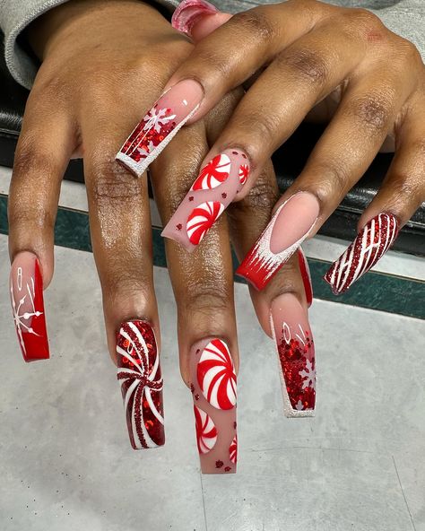 Peppermint Lane 🔴🤍 | Instagram Dope Christmas Nails, Christmas Naildesign, Peppermint Nails, Holiday Nail Designs, Winter Nails Acrylic, Daily Nail, Dope Nail Designs, Bling Acrylic Nails, Gem Nails