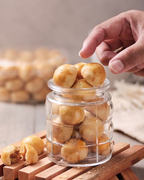 Nastar cookies in a glass jar | Premium Photo #Freepik #photo #cookies #snacks #delicious Cookies In Jar Photography, Cny Cookies Photography, Cookie Jar Photography, Photoshoot Cookies Ideas, Photo Cookies Ideas, Cookies Photoshoot Ideas, Cookies Product Photography, Nastar Cookies Photography, Cookie In Jar