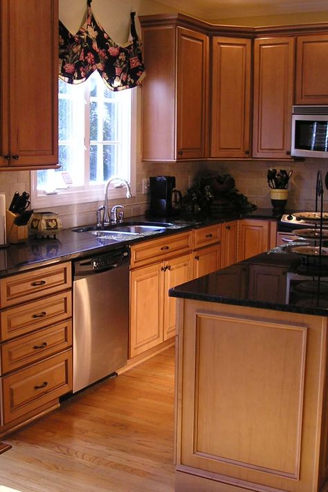 Honey Oak Cabinets Granite Countertops, Tile Backsplash Black Countertop, What Color Cabinets With Black Granite, Cabinet Colors With Black Granite, Oak Cabinets With Black Countertops, Brown And Black Kitchen, Kitchen Tile Backsplash With Oak, Black And Brown Kitchen, Kitchen Countertops With White Cabinets