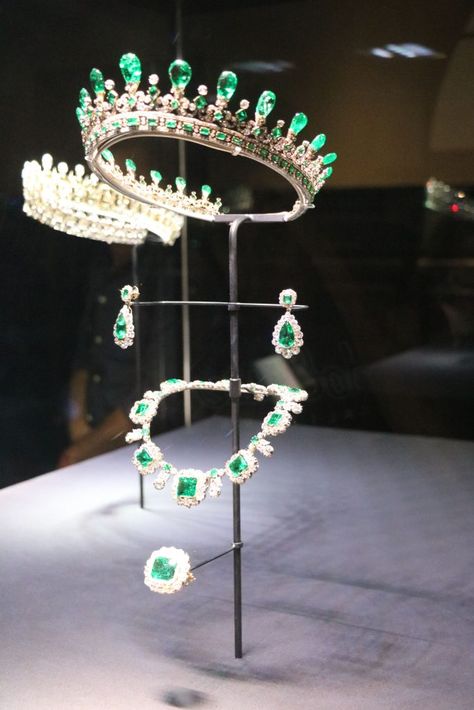 Emerald Tiara, British Crown Jewels, Royal Crown Jewels, Queens Jewels, Emerald Earrings Drop, English Royal Family, Tiaras Jewellery, Royal Crowns, Queen Jewelry