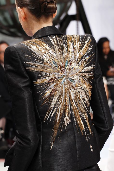 Schiaparelli Fall 2016 Couture Accessories Photos - Vogue Detail Couture, Embellished Jacket, Couture Mode, Couture Details, Estilo Punk, Gold Sequins, Embroidery Fashion, Fall 2016, Mode Inspiration