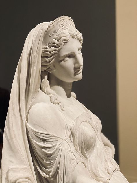 Ancient Greek Woman Statue, Greek Women Sculpture, Greek Mythology Statues Aesthetic, Famous Statues Sculpture, Ancient Greek Statues Aesthetic, Classic Sculpture Greek, Greek Sculpture Women, Roman Statues Aesthetic, Roman Art Aesthetic