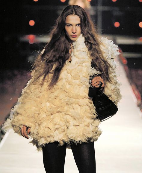 Jessica Miller at Chloe Fall 2003 Jessica Miller, Haute Couture Looks, Winter Chic, Androgynous Fashion, 2000s Fashion, Aesthetic Fashion, Paris Fashion, Women's Style, Paris Fashion Week