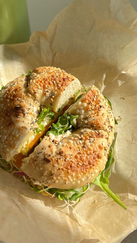 Bagel Sandwich Aesthetic, Baguette Sandwich Aesthetic, Healthy Bagel Sandwich Lunch, Vegan Sandwich Aesthetic, Sandwich Asthetic Picture, Breakfast Sandwich Aesthetic, Sandwich Ideas Healthy, Aesthetic Sandwich, Bagels Aesthetic