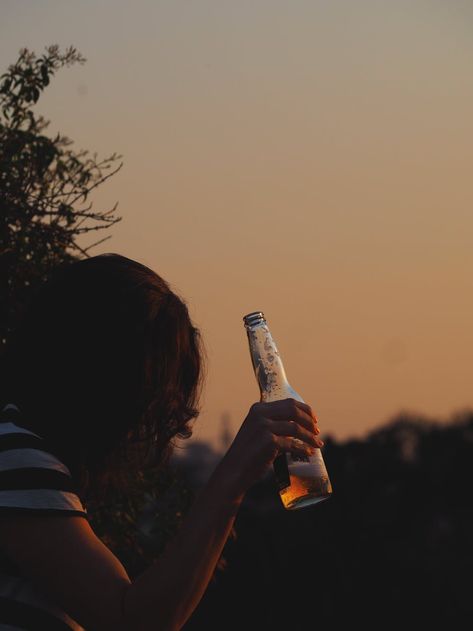 Some people believe different drinks make them feel differently. But the effect alcohol has on your mood depends on factors like where you are drinking it and how you're feeling at the time. Beer Drinking Girl, Beer Images, Beer Pictures, Beer Photography, Beer Girl, Free Beer, Alcohol Aesthetic, Alcohol Bottles, Hand Pictures