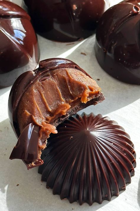 Chocolate Bonbons Recipe, Bon Bons Recipe, Milk Chocolate Recipes, Caramel Ganache, Making Cheese, Ganache Recipe, Chocolate Candies, Cheese Making, Pumpkin Caramel