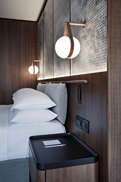 Project Architect: Patricia Urquiola 📷 Germano Borrelli Hotel Bedroom Design Modern, Hotel Interior Bedroom, Masculine Interior Design, Hotel Style Bedroom, Bedroom Lighting Design, Hotel Bedroom Design, Hotel Room Interior, Masculine Interior, Hotel Room Design