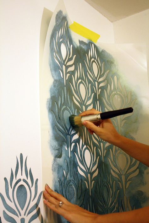 Tutorial: how to stencil walls, tips and tricks for wall stenciling Peacock Bathroom Decor, Geometric Wall Stencil, Peacock Wall Decor, Mural Stencil, Wall Stencil Patterns, Peacock Wall Art, Stencil Painting On Walls, Interior Wall Paint, Wall Murals Painted