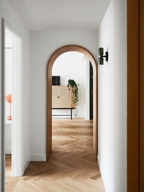 Arch Ideas House Interior, Kitchen Arch Doorway, Wood Arch Doorway, Archs In Living Room, Arched Doorway Interior, Arch Wooden Design, Curved Door Frame, Wood Archways In Homes, Rounded Doors Interior