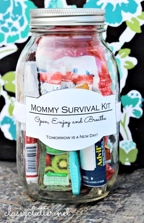 Mommy survival kit in a jar! I would love to have a few of these on hand for when friends are having a rough day.. such a sweet idea! Mommy Survival Kit, Joululahjat Diy, Perlengkapan Bayi Diy, Diy Gifts In A Jar, Baby Shower Unique, Thoughtful Baby Shower Gifts, Cadeau Baby Shower, Diy Bebe, Moms Crafts