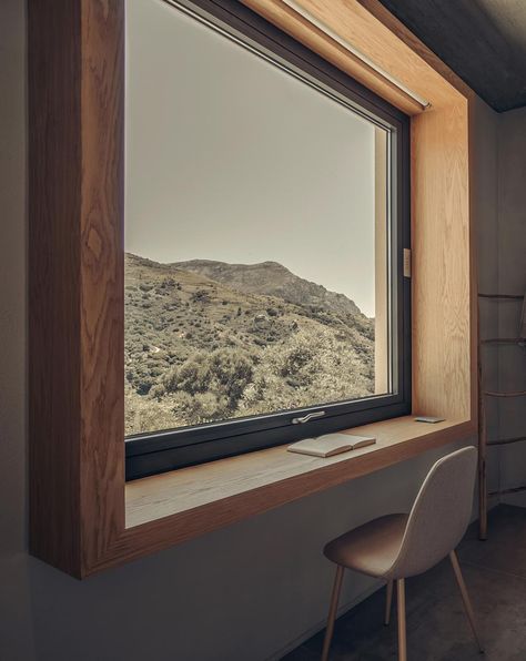 A Small Desk Was Added To This Bedroom By Building A Deep Wood Frame Around The Window Window Desk, Wood Window Frame, Window Seat Design, Box Window, Wood Window, Window Ledge, House Window, Wooden Windows, Modern Windows