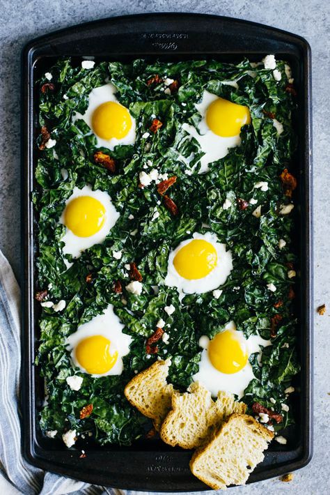 Kale & Egg Bake - a simple gluten-free breakfast ready in just 20 minutes! by @healthynibs Eggs And Kale, Baked Kale, Egg Bake, Meatless Dinner, Kale Recipes, Pan Recipes, Gluten Free Breakfasts, Sheet Pan Dinners, Baked Eggs