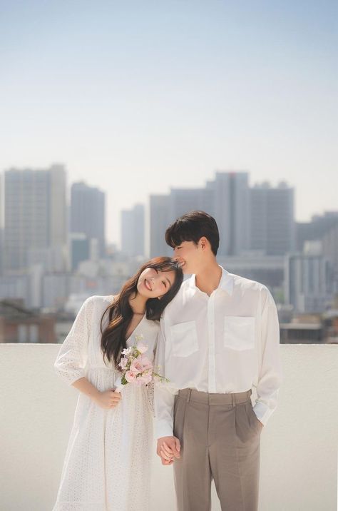 Fall Matching Outfits Couple, Ide Foto Prewedding, Prewedding Outfit Ideas, Matching Outfits Couple, Fall Outfits For Couples, Korean Prewedding Photography, Casual Prewedding, Pre Wedding Photoshoot Theme, Korean Prewedding