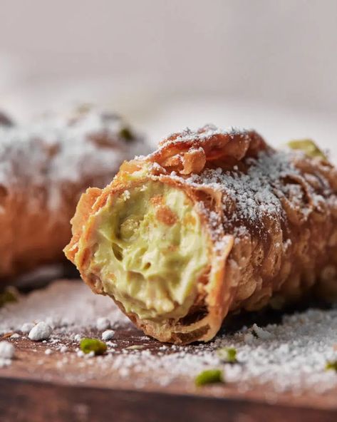 Pistachio Cream Bars, Cornetto Recipe, Pistachio Cannoli, Pistachio Bars, Pistachio Filling, Homemade Cannoli, Cannoli Shells, Cannoli Filling, Pistachio Dessert