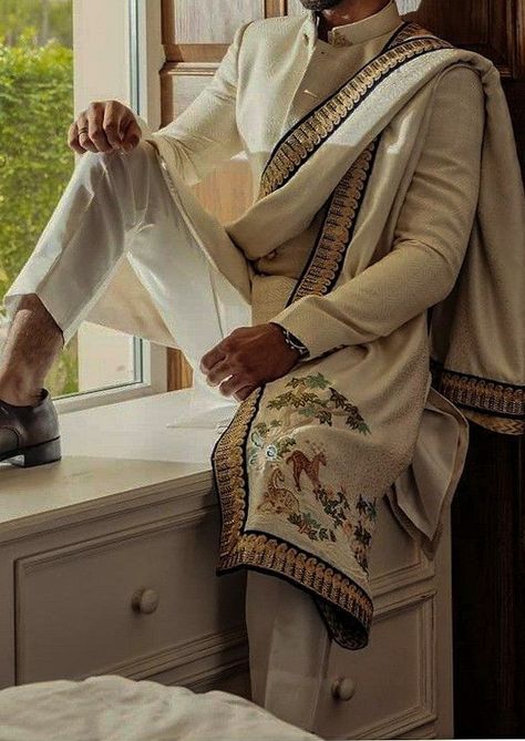 Desi Outfits Men, Desi Men Fashion, Arabian Outfit Men, Indian Clothes Men, Men Traditional Wear Indian, India Fashion Men, Mens Ethnic Wear, Indian Wedding Clothes For Men, Sherwani For Men Wedding