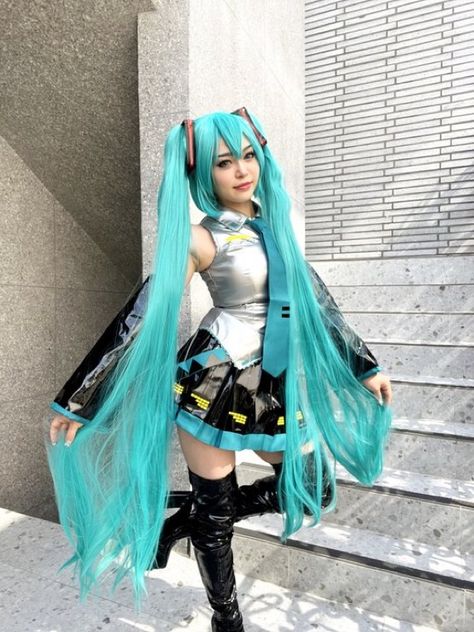 Hatsune Miku cosplay Cyberpunk Miku, Fully Body Reference, Sakura Miku Cosplay, Hatsune Miku Costume, Cosplay Outfit Ideas, Miku Hatsune Cosplay, Hatsune Miku Cosplay, Sakura Miku, Zodiac Sign Fashion