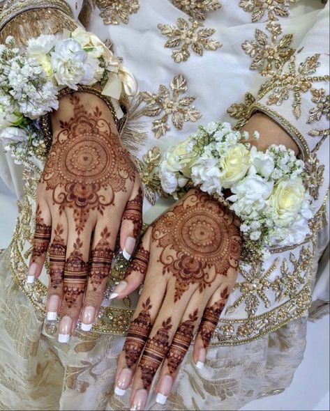 Pakistani Henna Designs, Pakistani Mehndi Designs, Wedding Henna Designs, Mehndi Outfit, Henna Wedding, Henna Stain, Henna Art Designs, Modern Henna Designs, Latest Henna Designs