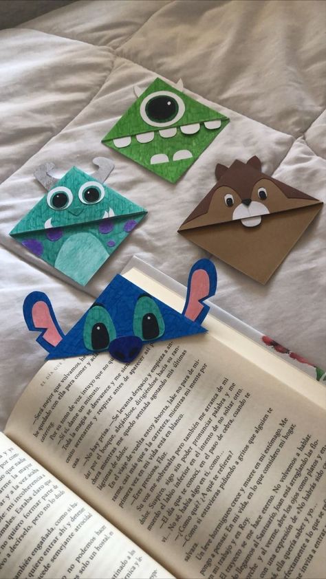 Handmade Bookmarks Diy, Penanda Buku, Diy Crafts Bookmarks, Creative Bookmarks, Instruções Origami, Bookmark Craft, Cute Bookmarks, Diy Bookmarks, Book Marks