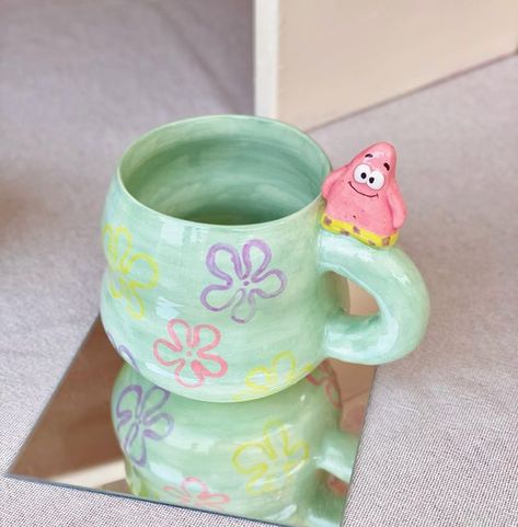 Coffee Project Ideas, Cute Pottery Designs Painted, Mug Designs Ceramic, Mug Painting Ideas Mushroom, Painting On Cups Ideas, Cute Clay Cup Ideas, Cute Mug Designs Ideas, Diy Cup Design Ideas, Spongebob Mug