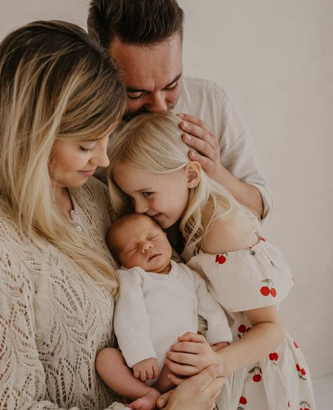 Newborn Photography Family Of Five, Family Nursery Photoshoot, Family Lifestyle Photography At Home Newborn, Modern Family Christmas Photos, Newborn Family Of 4 Photos, Family Of 4 Newborn Pictures, Family Of 4 Picture Poses With Newborn, Indoor Family Photoshoot Ideas, Home Family Pictures