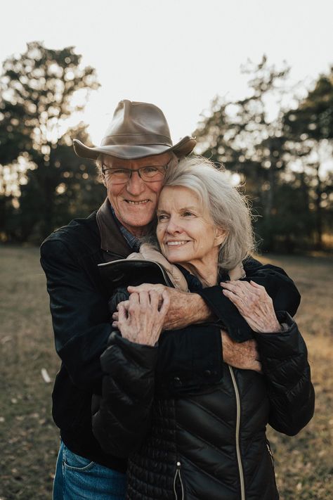 Older Couple Wedding, Old Couple Photography, Older Couple Poses, Older Couple Photography, Grandparents Photography, Older Couple, Pose Portrait, Family Photoshoot Poses, Old Couple