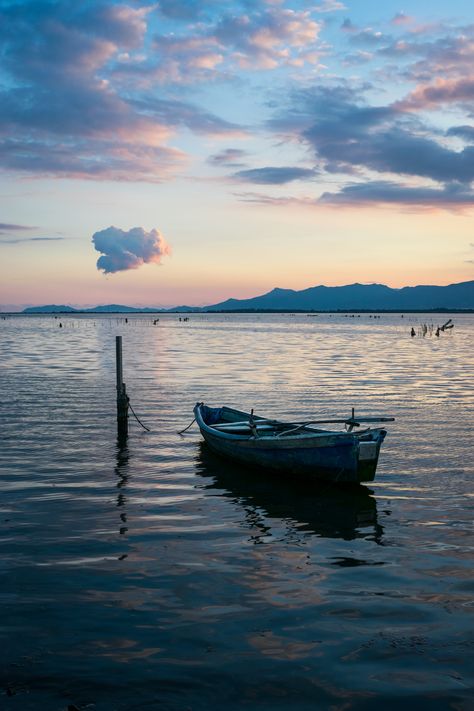 Boat With Sunset, Sunset Seascape Photography, Boat In Water Photography, Boat At Sunset, Boat Images, Boat Reference Photo, Still Life Landscape, The Boat, Sea With Boat