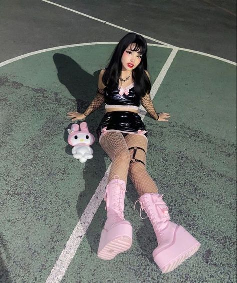 Kuromi Aesthetic Outfit, Soft Egirl Outfits, Soft Goth Outfits, Egirl Aesthetic Outfits, Goth Outfits Aesthetic, My Melody Outfit, Black Rave Outfits, Pink Rave Outfit, Rave Fit