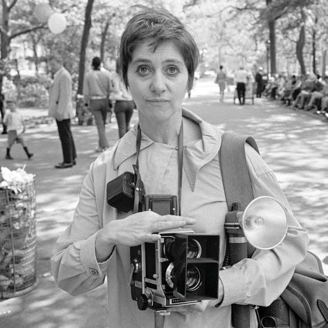 The Cost of Diane Arbus’s Life on the Edge Diana Arbus, Fotocamere Vintage, Art Analysis, Lee Friedlander, Best Camera For Photography, Girls With Cameras, Berenice Abbott, Diane Arbus, Circus Performers