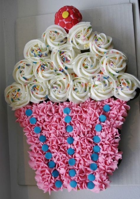 Cupcake Cake! Best Birthday Pull Apart Cupcake Cakes. Simple creative cake inspiration for a birthday party celebration. Cupcakes Design, Pull Apart Cupcake Cake, Pull Apart Cake, Cake Pulls, Pull Apart Cupcakes, Cupcake Birthday Cake, Oreo Cupcakes, Creative Cupcakes, Cupcake Designs