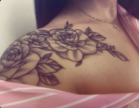 Cute Tattoos On Chest For Women, Tattoo Sholders Idea, Tattoo Ideas On Chest For Women, Shoulder To Chest Tattoo Female, Shoulder Tatoos Woman, Chest Women Tattoo, Shoulder Rose Tattoos For Women, Rose On Shoulder Tattoo, Chest Tattoo Female Upper Cover Up