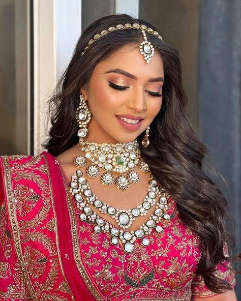 Open hair, no kajal, and winged eyeliner – a modern bride’s signature style.❤️ Makeup by @jasminebajwva Bride @rashi___gupta Hairstylist @mohdshadab.hair Lashes @thenaristudio || Style: Meryl Draping @neetu_makeup_artist2 DM for Makeup Bookings @jasminebajwva Bridal Beauty | Glam Makeup | Wedding Makeup Artist | Bridal Trends | Engagement Makeup | Bridal Glow | Flawless Makeup | Indian Bridal Makeup | Professional Makeup Artist | Bridal Glam | Natural Bridal Look | Bridal Hair and Makeup Bridesmaid Makeup Indian Make Up, Indian Makeup Inspiration, Bridal Makeup For Indian Brides, Bridal Look Makeup Indian, Cute Makeup Looks For Weddings, Bridal Wedding Looks Indian, Open Hair Bridal Look Indian, Indian Bridal Soft Glam Makeup, Glass Skin Bridal Makeup