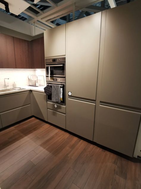 The UPPLÖV Kitchen's Perfect Blend of Style and Function Ikea Upplöv Kitchen, Dark Beige Kitchen, Painted Ivar, Ikea Havstorp, Grey Ikea Kitchen, Ikea Kitchen Inspiration, Ikea Metod Kitchen, White Gloss Kitchen, Ikea Design