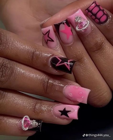 Short Design Nails Art Ideas, Short French Designs, French Tip Nails With Design Pink, Short Square French Nail Designs, Nail Tech Nail Designs, Nail Art Freestyle, Short Acrylic Nails Freestyle, T On Nails, Cool Nail Inspo 2024 Square