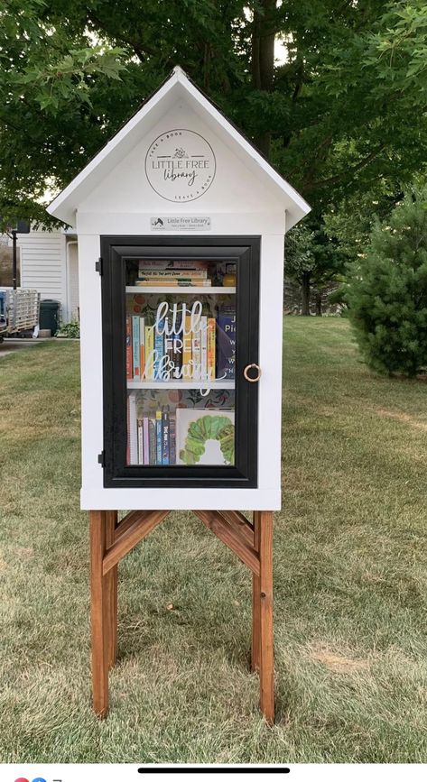 Yard Library House Diy, Book Lending Library, Outside Book Library, Street Library Ideas, Take A Book Leave A Book Diy, How To Build A Little Free Library, Diy Free Library Box Ideas, Book Exchange Box Diy, Library Boxes Front Yards Diy