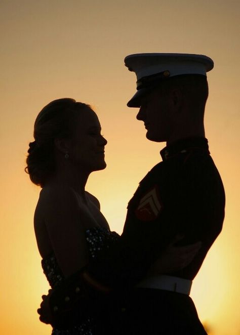 Love this photo Military Couple Pictures, Military Couple Photography, Navy Couple, Military Engagement Photos, Army Wedding, Marine Wedding, Marines Girlfriend, Marine Love, Military Photography