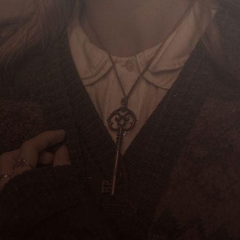 brown. aesthetic. dark academia. photo edits. necklace. pfp. icon. Brown Aesthetic Dark, Dark Academia Photo, Granger Aesthetic, Hermione Granger Aesthetic, Aesthetic Dark Academia, Photo Edits, Lily Evans, Light Background, A Picnic