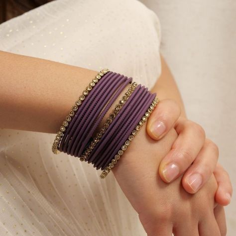 Black Bangles Aesthetic, Bangles Setting Ideas, Bangles Box Ideas, Plain Bangles Gold, Bangle Set Designs, Purple Bangles Set, Gold Bangles Indian Design, Indian Bangles Aesthetic, Bangles For Saree