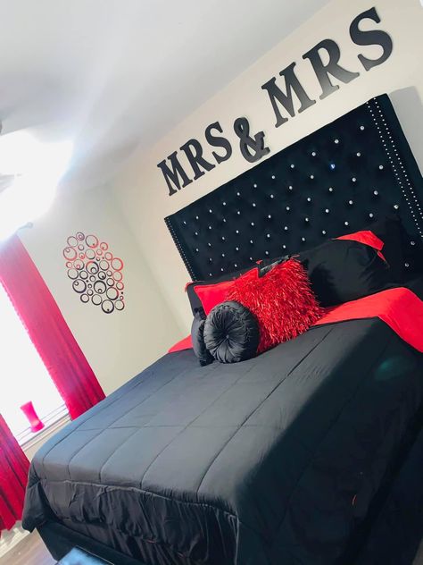 Red And Silver Living Room Decor, Boyfriend Girlfriend Bedroom Ideas, Red Black And Silver Bedroom Ideas, Red And Black Room Ideas Bedrooms, Boyfriend And Girlfriend Bedroom Ideas, Red Black And Gold Bedroom Ideas Room Decor, Black Red Bedroom Ideas, Red Decor For Bedroom, Couple Home Decor Ideas