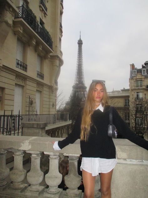 Paris Girl Aesthetic, Paris Trip Outfits, Eurotrip Outfits, Paris Outfit Ideas, Paris Photo Ideas, A Day In Paris, France Outfits, Ig Pics, Paris Dream