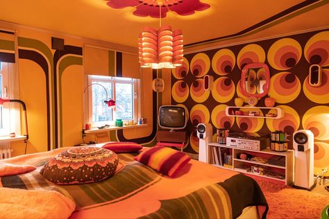 70s Themed Bedroom, 70s Bedroom Ideas, 70s Bedroom Aesthetic, Groovy Bedroom, 70s Bedroom, 70s Room, 70s Interior Design, 70s Interior, Retro Bedrooms