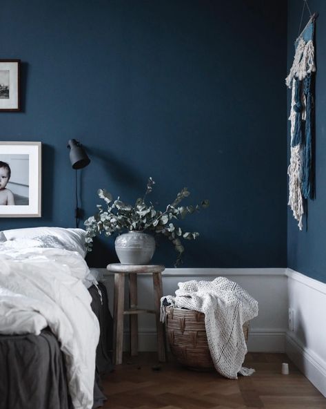 Idle Hands Awake | Perfectly Dreamy Moody Blue Bedrooms | http://idlehandsawake.com Dark Blue Bedrooms, Blue Bedroom Walls, Navy Blue Bedrooms, Dark Blue Walls, Blue Bedroom Decor, Bedroom Wall Designs, Dekorasi Kamar Tidur, Blue Rooms, Bedroom Paint