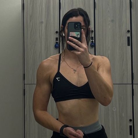 Ripped Body Women, Strong Woman Muscle, Strong Body Women Motivation, Women Muscles Aesthetic, Muscle Aesthetic Woman, Muscle Mommy Outfits, Back Muscles Women Aesthetic, Strong Body Aesthetics Women, Women Physique Inspiration