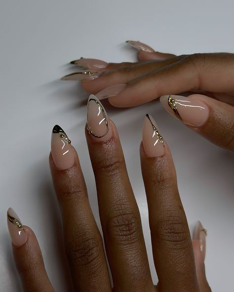 Goldie 🏅 Nails That Go With Gold Jewelry, Gems On Nails Ideas, Ombré Cat Eye Nails, Almond Nails Gold Designs, Simple Design Nail Art, Wedding Nails Black Women, Chrome Christmas Nails Designs, Almond Gel X Nail Designs, French Tip With Gold Line