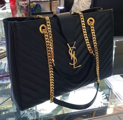 #bolsas #ideias #linda #tendencia #modafeminina #moda Ysl Purses, Ysl Handbags, Bag Obsession, Makijaż Smokey Eye, Handbag Heaven, Luxury Purses, Beautiful Handbags, Purse Accessories, Purses Designer