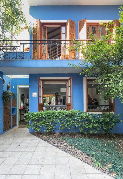 Casa de dois andares tem fachada com parede azul, janelas de madeira e sacada com grade de ferro. Best Exterior Paint, Mexican Home, Casa Vintage, Casa Exterior, Design Exterior, House Paint Exterior, Exterior House Colors, Home N Decor, Design Case