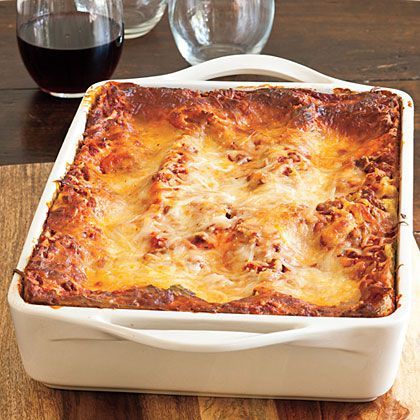 A container of refrigerated pesto adds distinctive flavor to this basic beef-and-cheese lasagna, and the unbaked lasagna can be frozen for up to three months. Resep Makanan Beku, Beef Dinners, Cheese Lasagna, Savory Foods, Beef Casserole Recipes, Kitchen Board, Dinner Meals, Freezer Cooking, Favourite Food