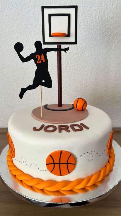 Cake With Basketball, Basketball Birthday Cake For Men, Basketball Design Cake, Birthday Cakes Basketball, Simple Basketball Cake, Basketball Birthday Cake Ideas, Nba Cakes Birthday, Basketball Theme Birthday Cake, Basketball Cakes Ideas