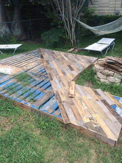 Pallet Patio Decks, Design Per Patio, Small Outdoor Patios, Diy Garden Patio, 1001 Pallets, Pallet Patio, Garden Ideas Cheap, Patio Flooring, Decks Backyard