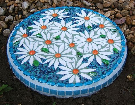 16 1/4" diameter.  Stained glass, vitreous tile, glass blobs, and aquarium gravel.    This is an example I made for teaching purposes. Mosaic Stepping Stone, Stepping Stones Diy, Mosaic Stepping Stones, Mosaic Table Top, Mosaic Garden Art, Mosaic Art Projects, Mosaic Madness, Garden Stepping Stones, Mosaic Flowers